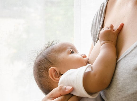 स्तनपान के फायदे माँ का दूध नवजात बच्चे के लिए Breastfeeding beneftis for baby and mom in hindi