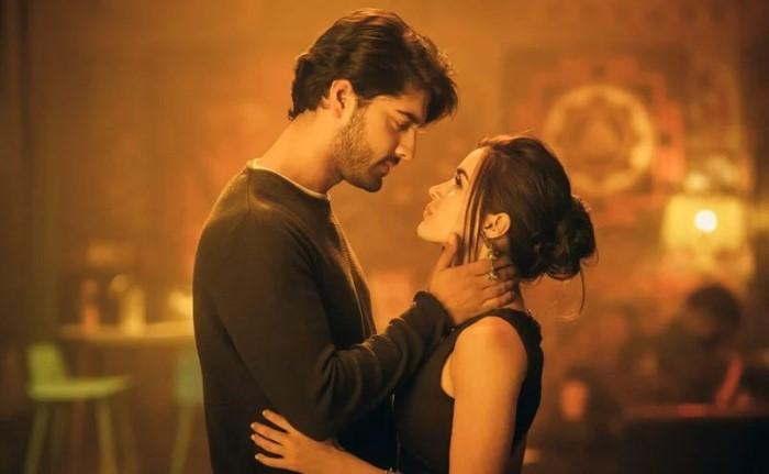 Girlfriend Ko Kaise Manaye Shayari: जब प्यार में थोड़ी नाराज़गी आ जाए सबसे प्यारी Girlfriend Ko Manane Wali Shayari